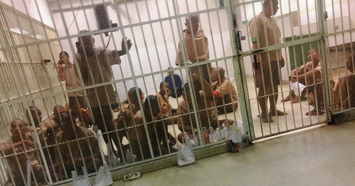 Секс с заключенными во дворе женской тюрьмы