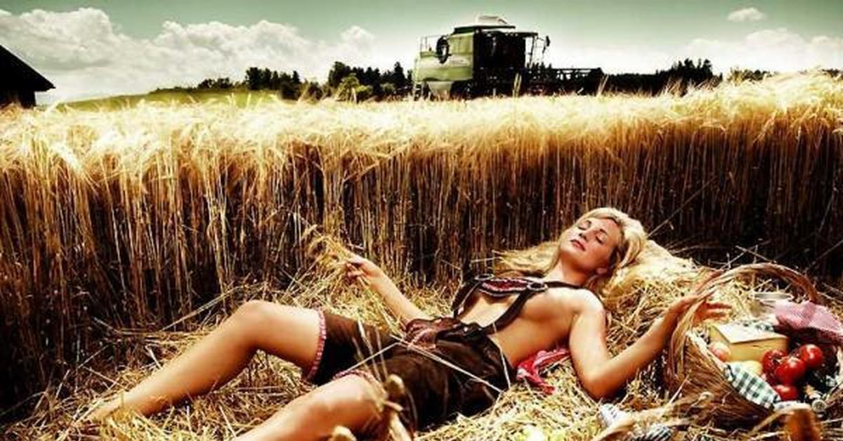 Деревенский секс с колхозной блондинкой на свежем воздухе в киску
