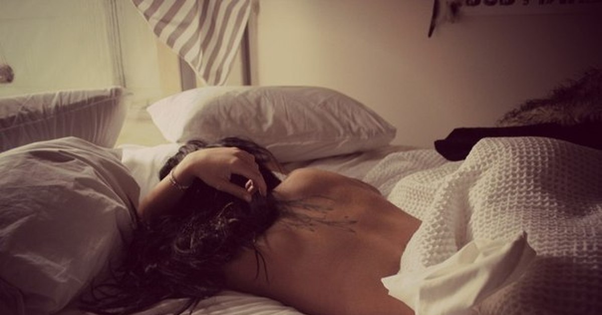 Фото утренней фотосъемки голой девушки в постели