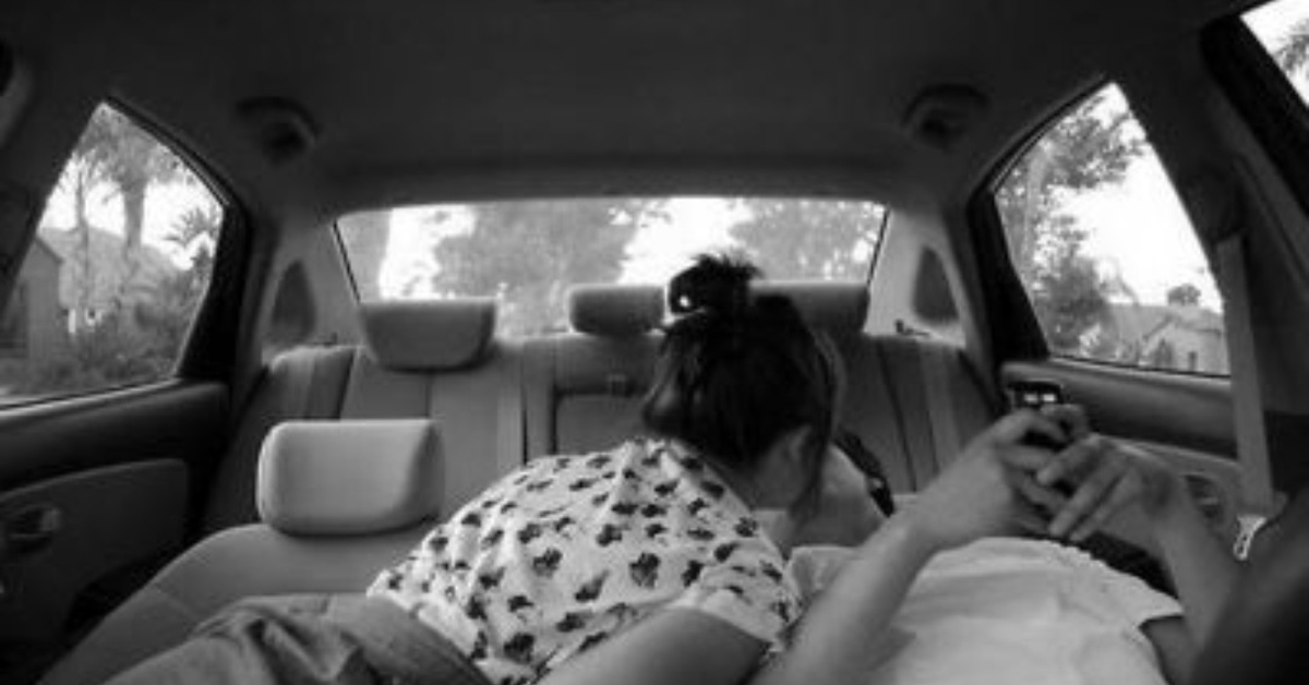 Девушки трахнулись на заднем сидении машины