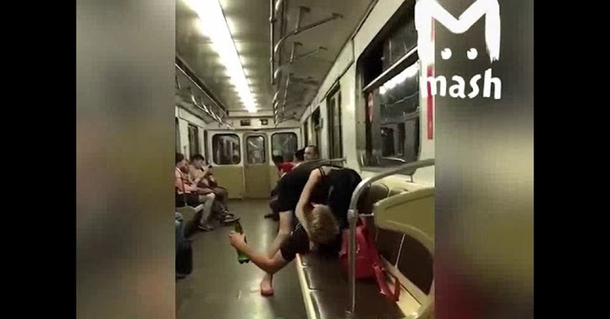 Секс в вагоне метро гиф