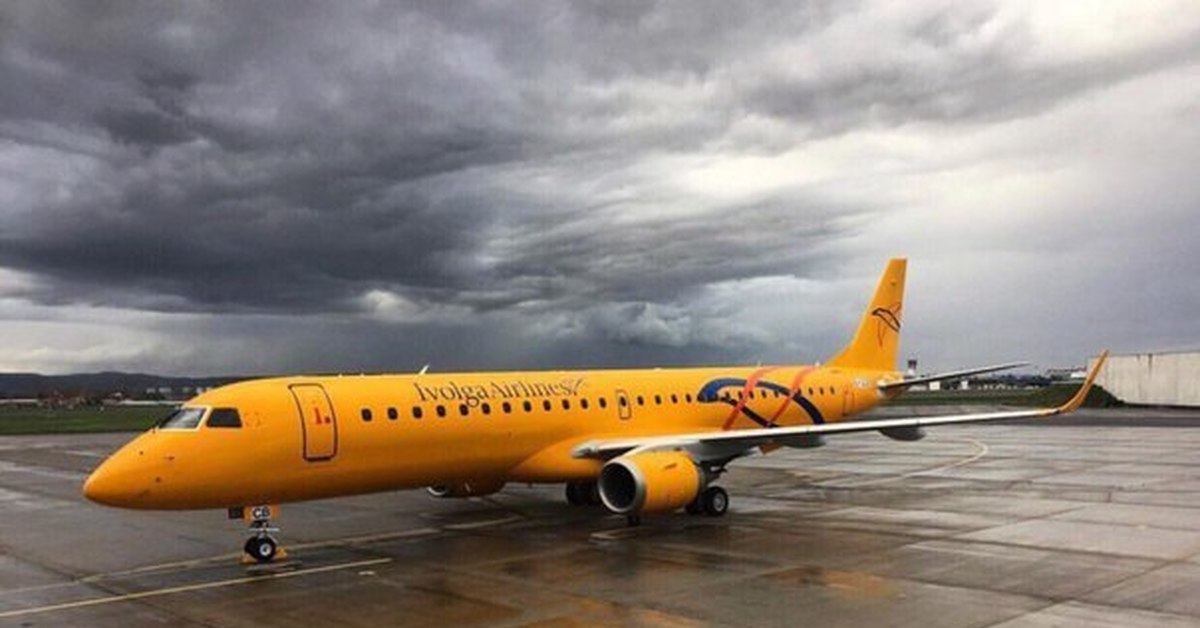 Самолет эмбраер. Embraer 190 Саравиа. Эмбраер 195. Эмбраер Саратовские авиалинии. Самолет Эмбраер 195.