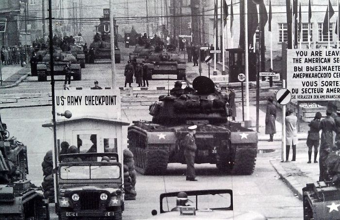 tank confrontation - Berlin, Caribbean crisis, Berlin Wall, 