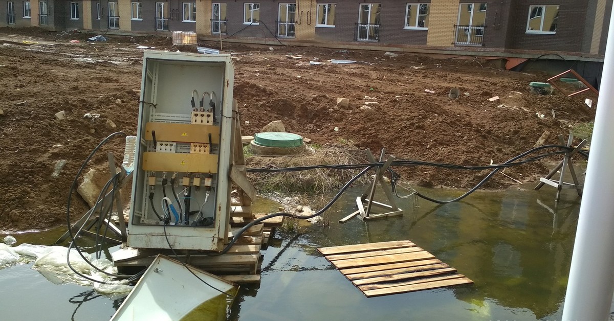 Вода на строительной площадке. Временное электроснабжение стройплощадки. Временный электрический щит на стройке. Временное электроснабжение строительной площадки. Кабели на строительной площадке.