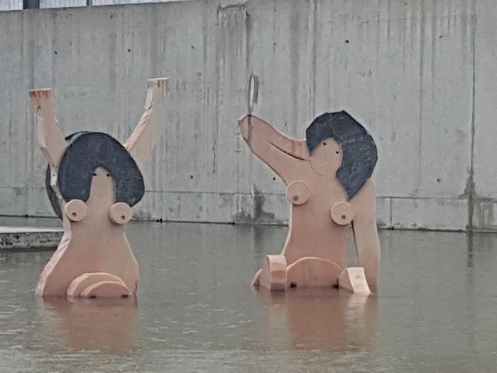 Нудистский пляж. Клубничку ставить? Пляж, Фонтан, Скульптура, Женщины, Длиннопост