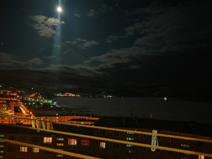Amateur photographer. Night Magadan. Shot on Huawei p10 plus. - My, The photo, Night, Excerpt, Beginning photographer, moon, Town, Magadan
