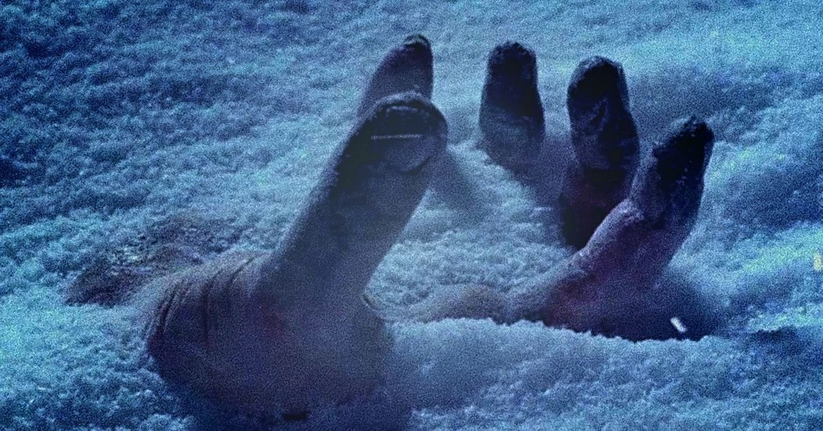 Нападение холодно. Ноги из сугроба. Ноги на льду.