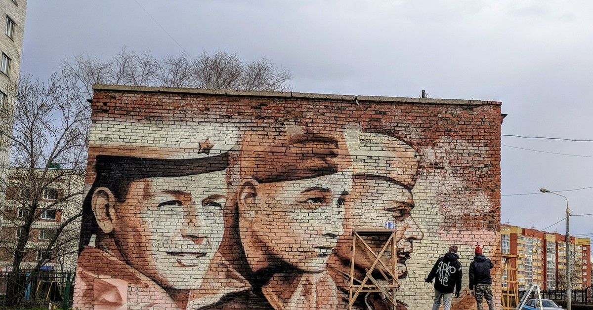 Стена лет. Стрит арт Омск. Граффити стрит арт Омск. Иван Крячко Омск граффити. Шебалина Омск граффити.