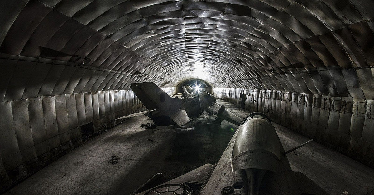 Объект горячий. Заброшенные подземные авиабазы Восточной Европы. Заброшенные секретные объекты СССР. Подземные аэродромы СССР. Секретные заброшенные военные объекты СССР.