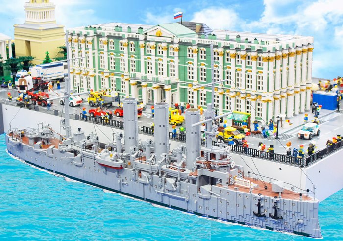 LEGO Aurora next to the LEGO Hermitage. A little change in the museum. Models are my original works. - My, Lego, Hermitage, , Homemade, Moc, Cruiser Aurora