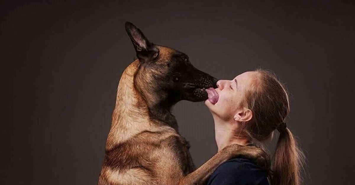 Зоо муж с собакой. Собака целует. Поцелуй с собакой. Собака с хозяйкой. Собаки целуются.