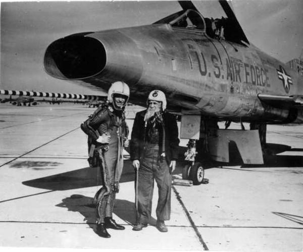 Confederate veteran Bill Lundy, aged 97, in front of an F-86 jet fighter. - Veterans, Fighter, USA, The photo, Confederation