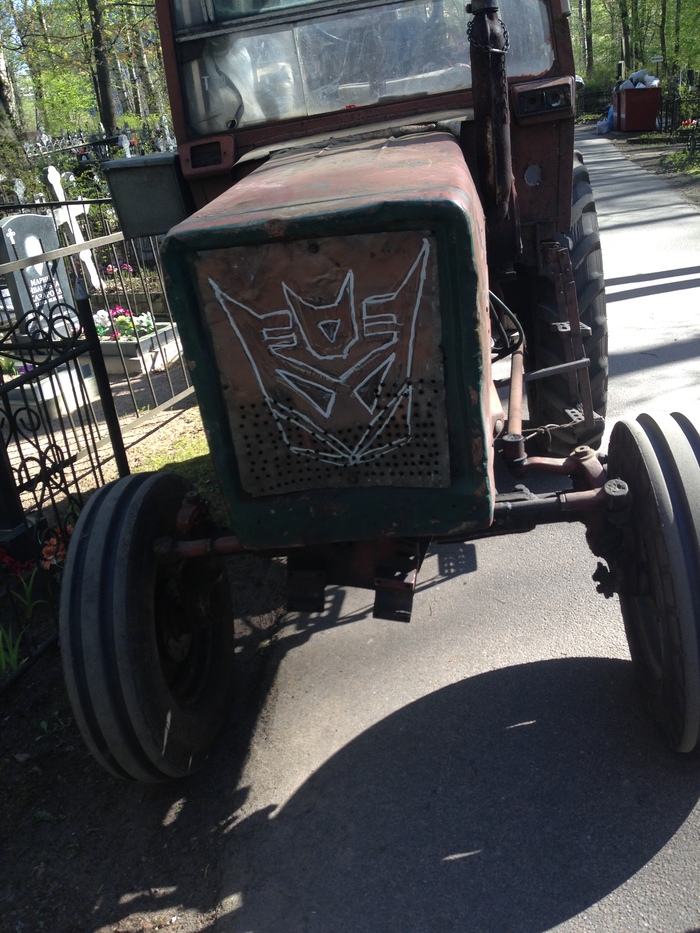 When he hid from the Autobots, but had to haul a hay trailer - My, Tractor, Transformers, , They are among us, Decepticon