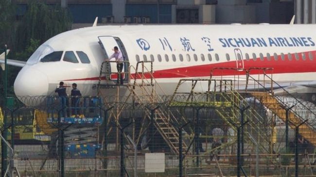 The Chinese pilot of the A-319 airliner made an emergency landing: the glass in the pilot's cabin burst at an altitude of almost 10 km. - Aviation accidents, Depressurization, , China, Video, Longpost