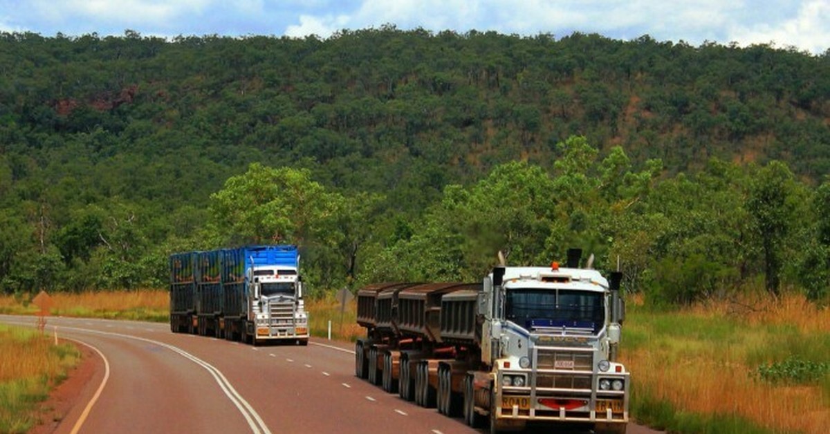 Длинный грузовик. Грузовики автопоезда Австралии.. Автопоезд Австралия 740. Роуд трейн Австралии. Длинномеры в Австралии.