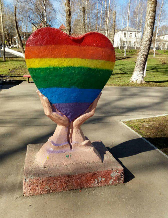 In Syktyvkar, unknown persons repainted a heart sculpture in LGBT colors - Syktyvkar, LGBT