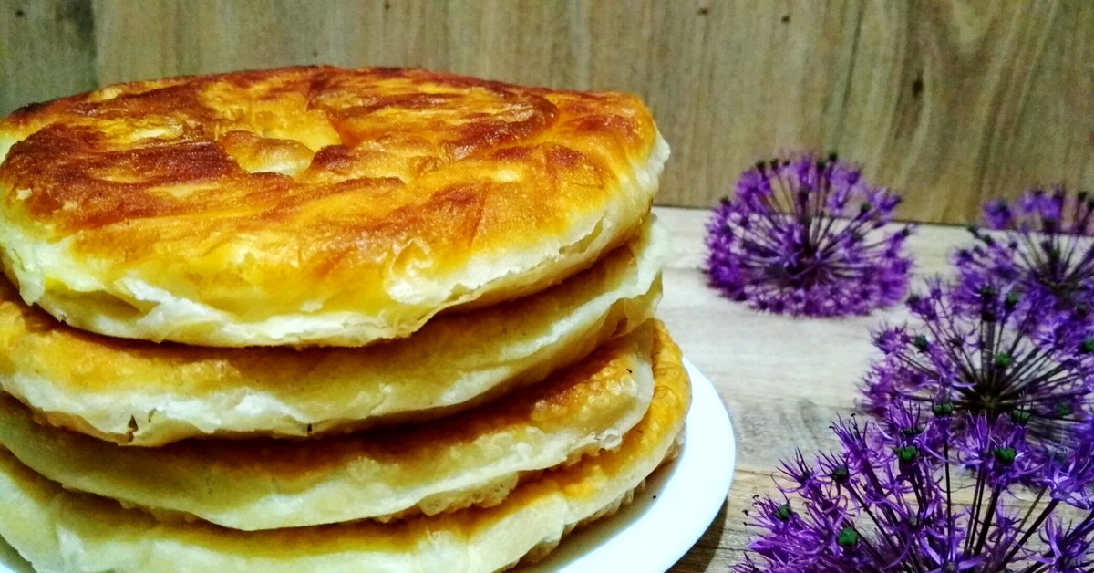 Слоеные пирожки на сковороде. Молдавская кухня плацинды и вертуты. Молдавская выпечка. Вертуты с творогом. Молдавские вертуты с творогом.