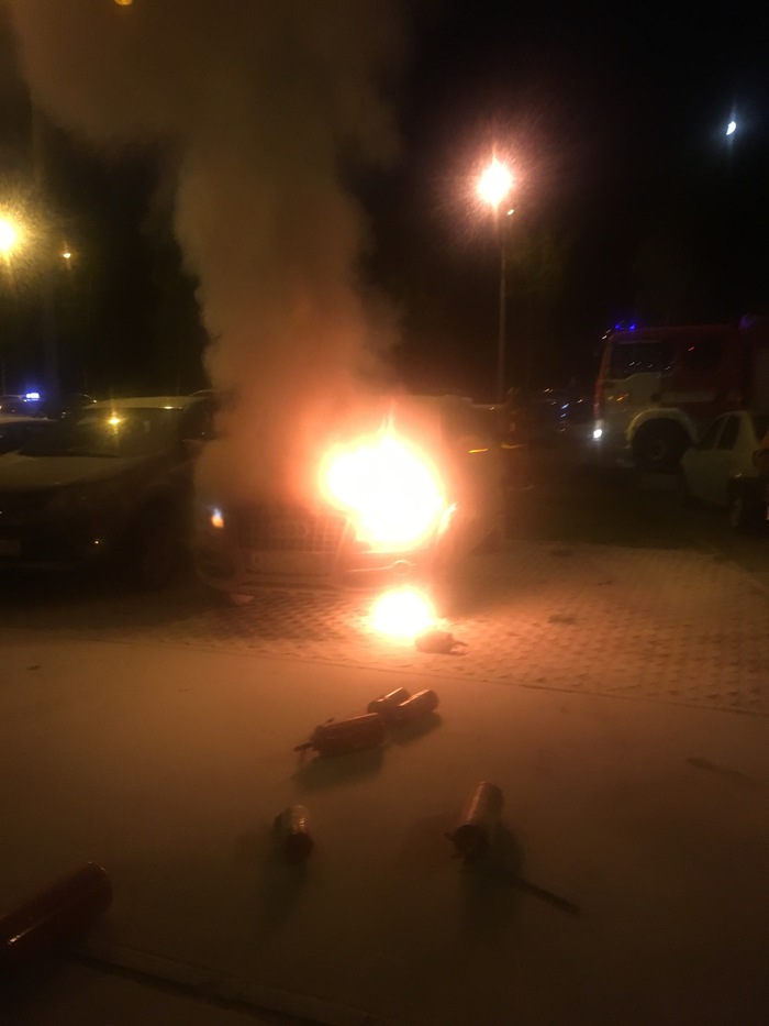 15 fire extinguishers were never extinguished. - My, Saint Petersburg, Audi, Fire, Auto, Fire extinguisher, Help, Mat