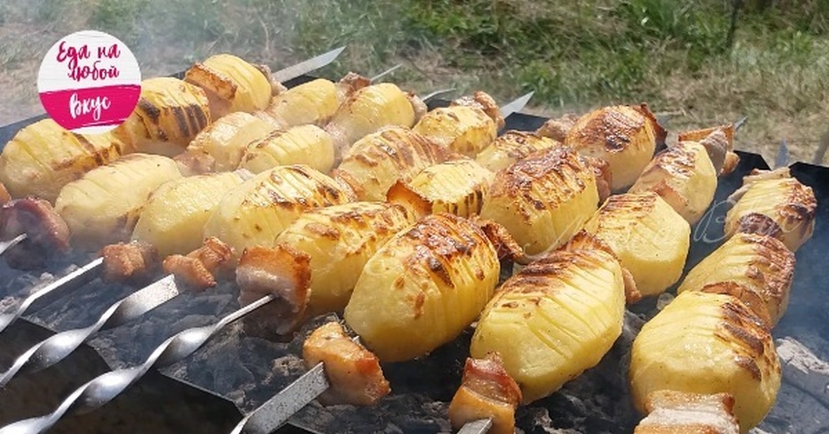 Картошка в печи на углях. Картошка на мангале. Шашлык из картошки. Картошка на мангале на шампурах. Картофель с салом на мангале.