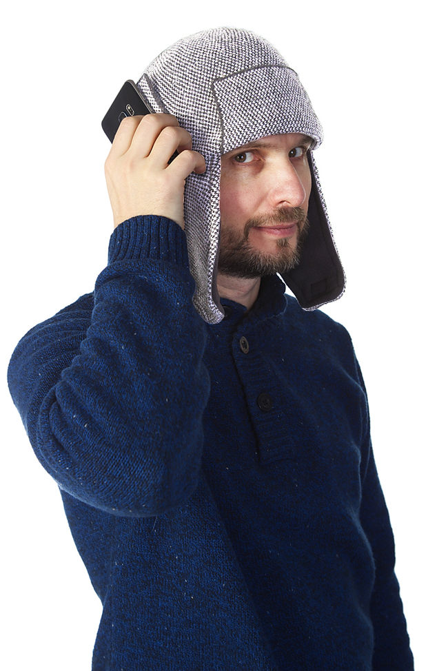 1527704507163884200 девушка держит телефон у уха