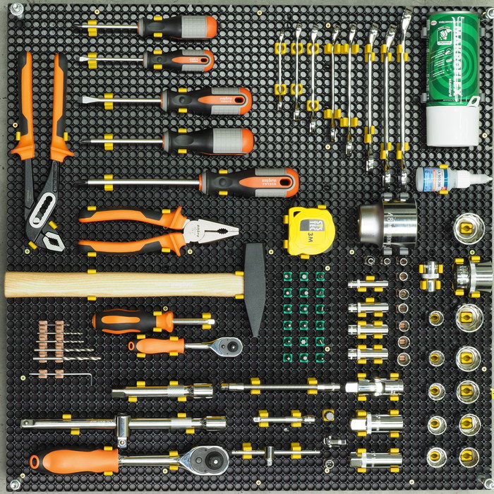 Панель инструментов в гараже