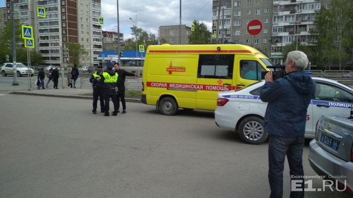 В Екатеринбурге водитель Toyota Land Cruiser поругался с медиками и сбил водителя скорой помощи - Дорога, Неадекват, Скорая помощь, Екатеринбург, Длиннопост, Видео, Новости, Негатив