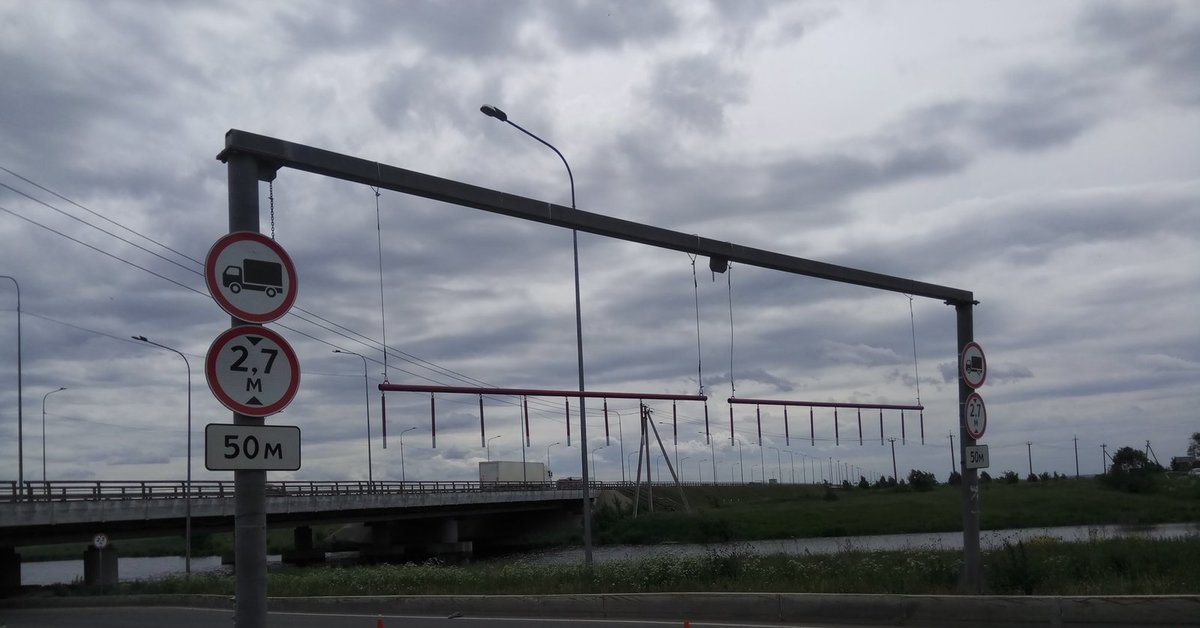 Под ограничение. Мост дураков СПБ. Мост глупости на Софийской. Софийский мост Санкт-Петербург. Мост дурака в Питере.