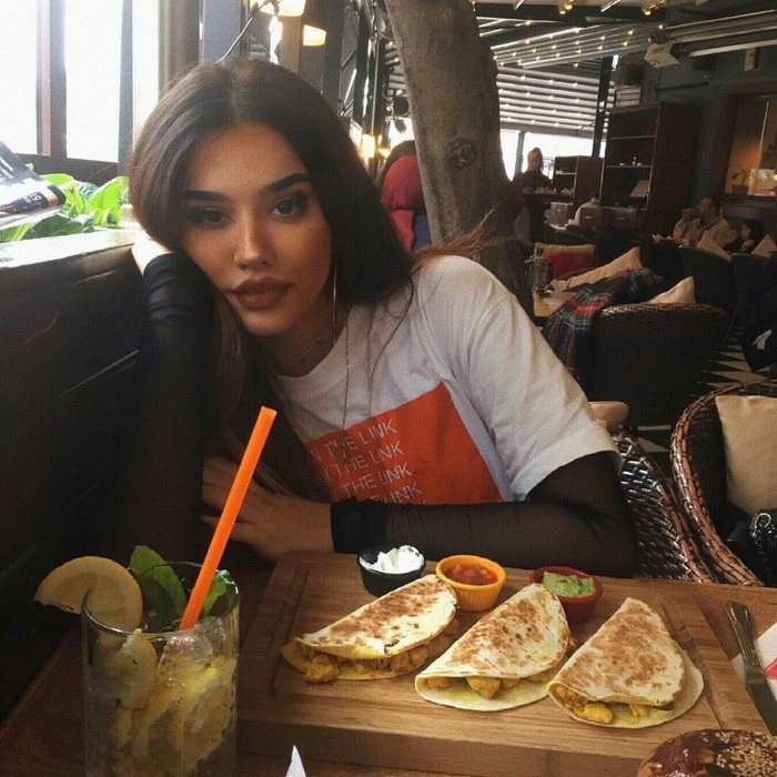 Я бы поел. Нафиг фигуру к лету. Лета нет.