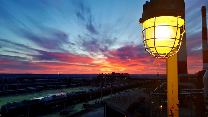 Рассвет. Завод. Фонарь.