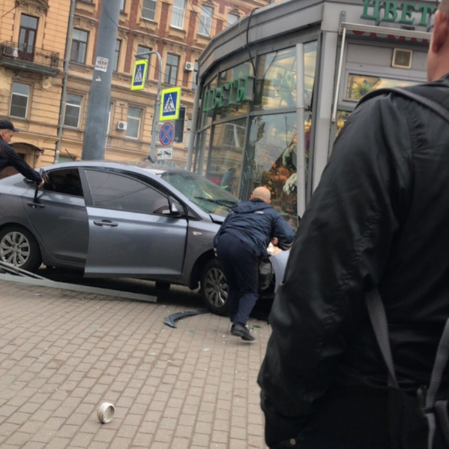 Drunk driver of Solaris demolished a flower stall as a result of the chase - My, Saint Petersburg, Road accident, Drugs, Погоня, Crash, Longpost