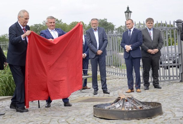 The President of the Czech Republic burned his red shorts - Czech, Prague, Milos Zeman, 