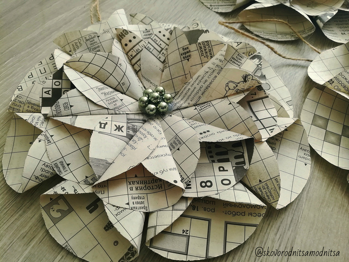 ЦВЕТЫ ИЗ ГАЗЕТ.  ДЕЛАЕМ ДЕКОР ИЗ ПОДРУЧНЫХ СРЕДСТВ или DIY Flowers from newspapers - Моё, Рукоделие, Творчество, Из газет, Цветы из бумаги, Декор