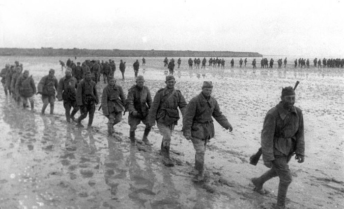 Soldiers of the Red Army crossing the Sivash Bay, 1943. - The photo, Black and white, The soldiers, March, Red Army
