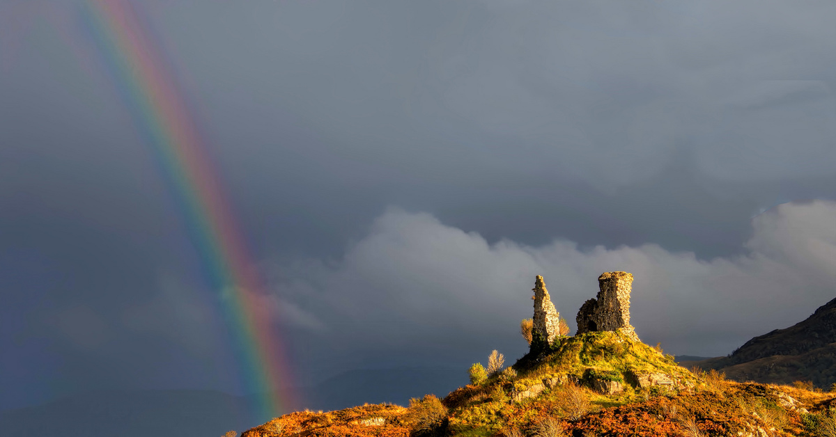Scotland island. Остров Скай внутренние Гебриды. Остров Скай Шотландия. Замок на острове Скай в Шотландии. Остров Скай Шотландия Маяк.