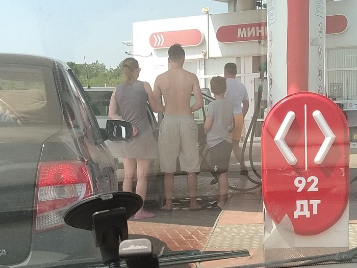 How many people does it take to fill up a car? - My, Refueling, People