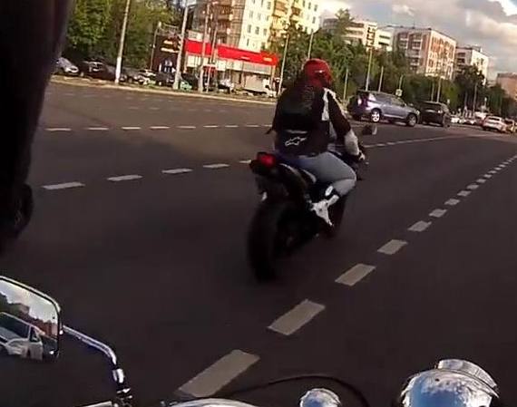 The motorcyclist died after crashing into a Kia. - Road accident, Traffic rules, Bikers, Video, Darwin Prize, Motorcyclists