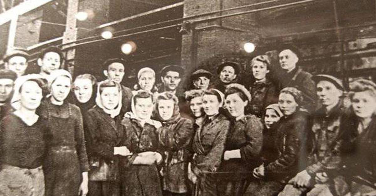 Как жил рабочий класс. Жизнь рабочих до революции 1917. Завод памяти революции 1905 года. Рабочие 1917. Рабочий класс 1917.