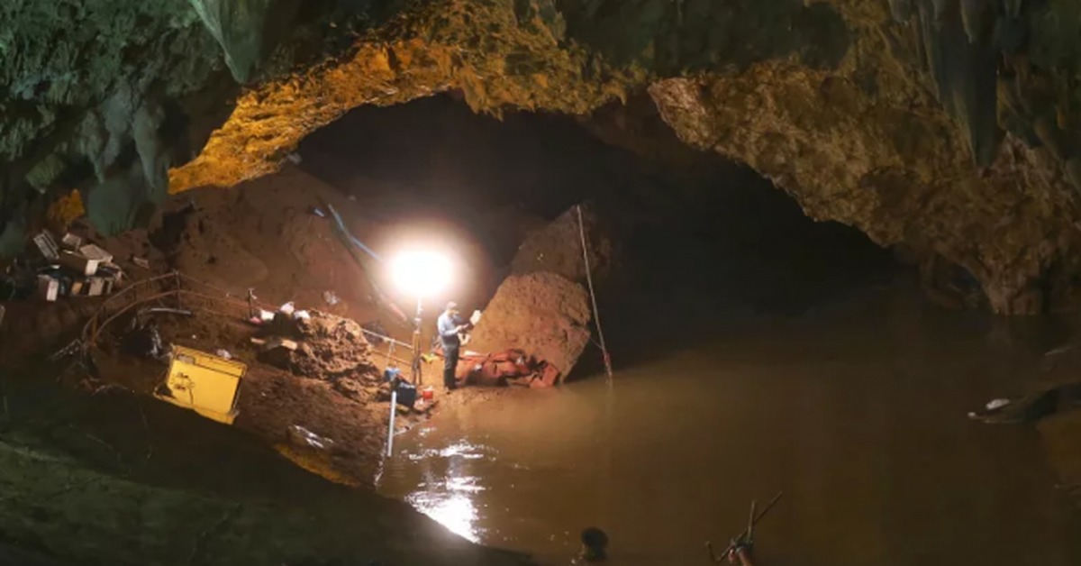 Пещера нати. Спасение мальчиков из пещеры в Таиланде. Тайланд 2018 дети в пещере. Тайланд спасение детей из пещеры. Спасательная операция в пещере Тхамлуангнангнон.
