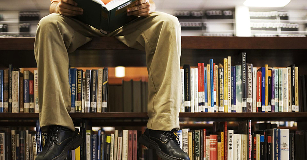 Читая рв. Чтение книг. Читатели в библиотеке. Люди в библиотеке. Люди и книги в библиотеке.