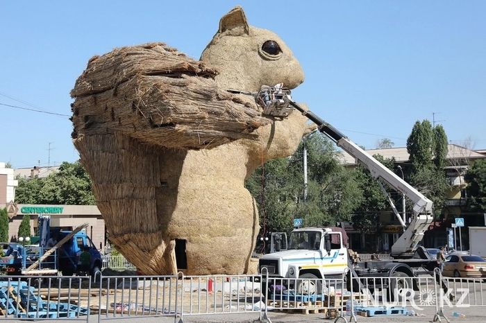 Огромная белка шокировала алматинцев (фото) - Белка, Алматы, Новости, Фотография, Скульптура, Арт-Объект, Nurkz, Длиннопост