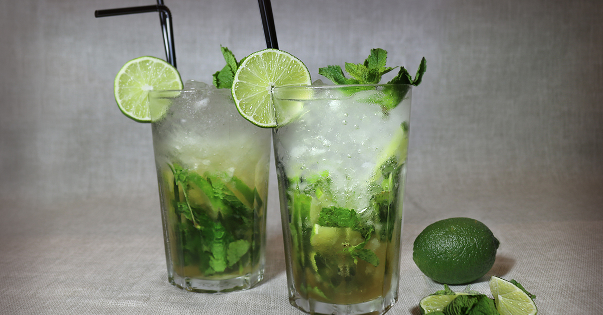 Мохито коктейль дома безалкогольный рецепт. Mojito Classic коктейль. Мохито коктейль алкогольный классический. Коктейль Мохито безалкогольный. Коктейль Мохито алкогольный.