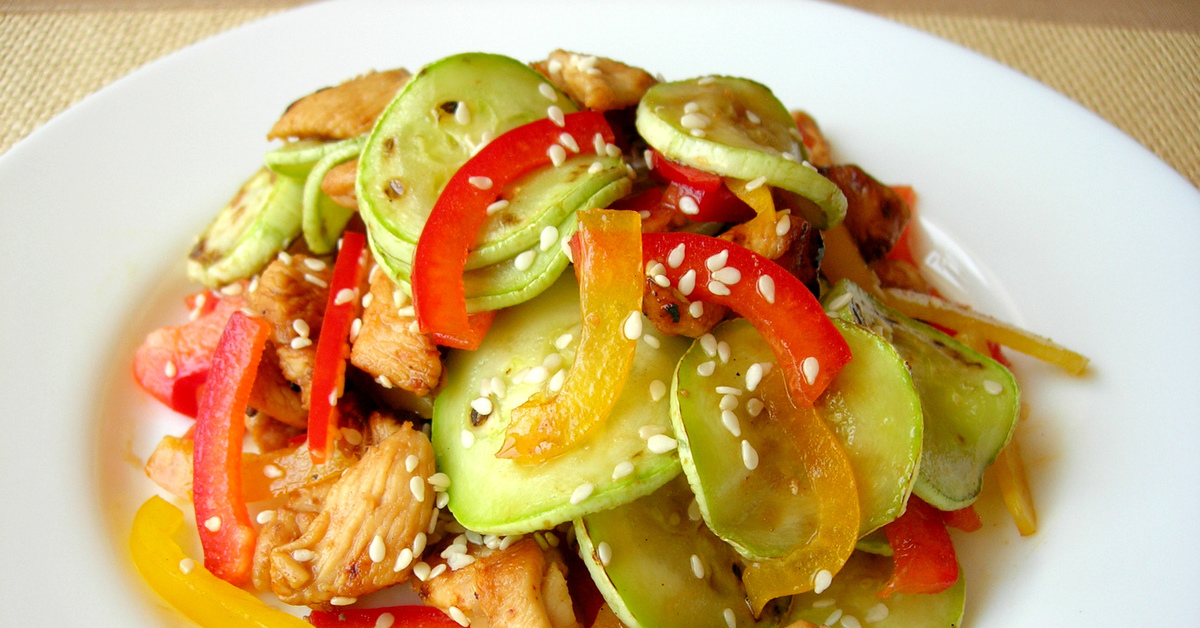 Овощи в духовке. Жареные овощи. Салат с жареными кабачками. Салат с цукини и помидорами. Теплый салат из кабачков и перца.