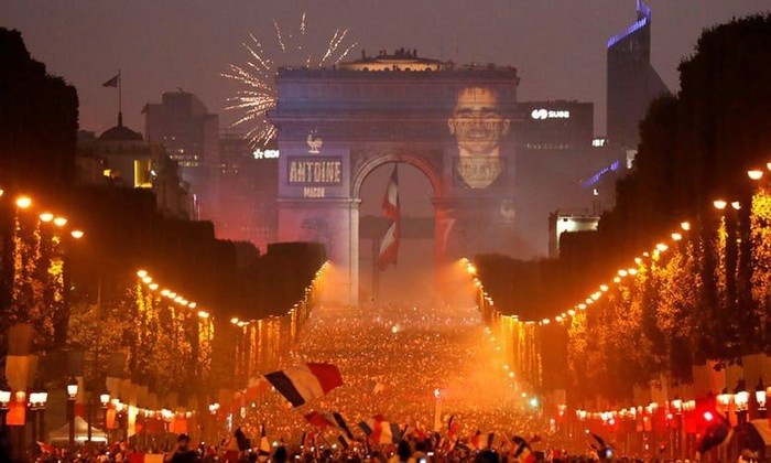 Projection with a picture of the French football player Antoine Griezmann during the victory celebrations at the 2018 World Cup, Paris. - Soccer World Cup, Football, Antoine Griezmann, Projection, France