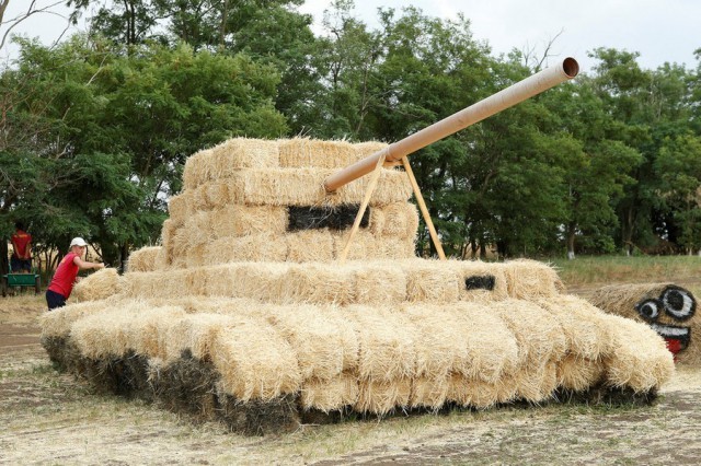 straw tank - Tanks, Straw, The photo