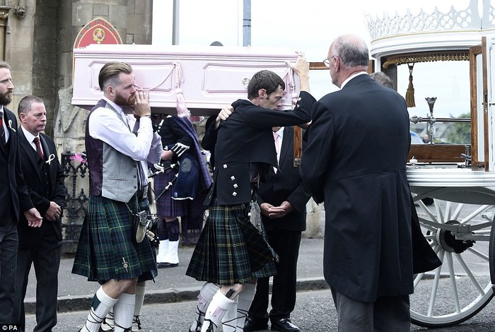 The funeral of a murdered 6-year-old girl from a small Scottish island - Funeral, The crime, Girl, Scotland, Murder, Изнасилование, Pedophilia, Longpost, Negative