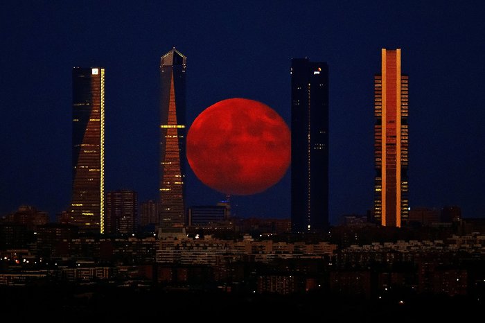 The Four Horsemen of the Apocalypse brought a blood moon with them - Reddit, The photo, Night, Town, moon, Madrid