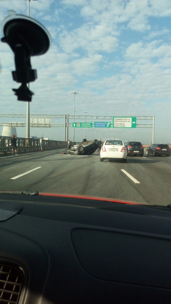 Today, around half past eight in the morning, 4 cars collided on the Ring Road (St. Petersburg): Niva, Volkswagen, Hyundai and BMW. - Road accident, Crash, Checkerboard, Video