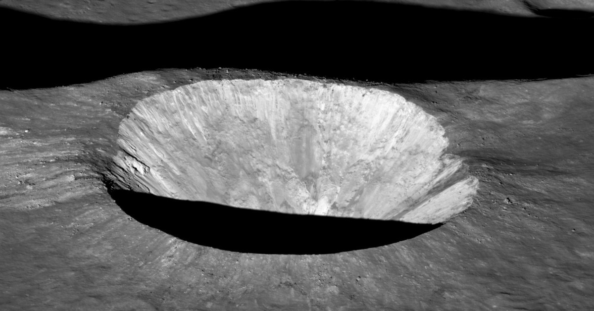 Большой кратер луны. Платон (лунный кратер). Метеоритные кратеры на Луне. Бейли (лунный кратер). Ударные кратеры на Луне.