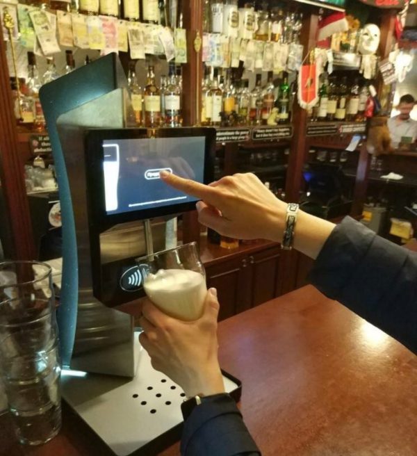 В московском баре появился пивной кран с бесконтактной оплатой
