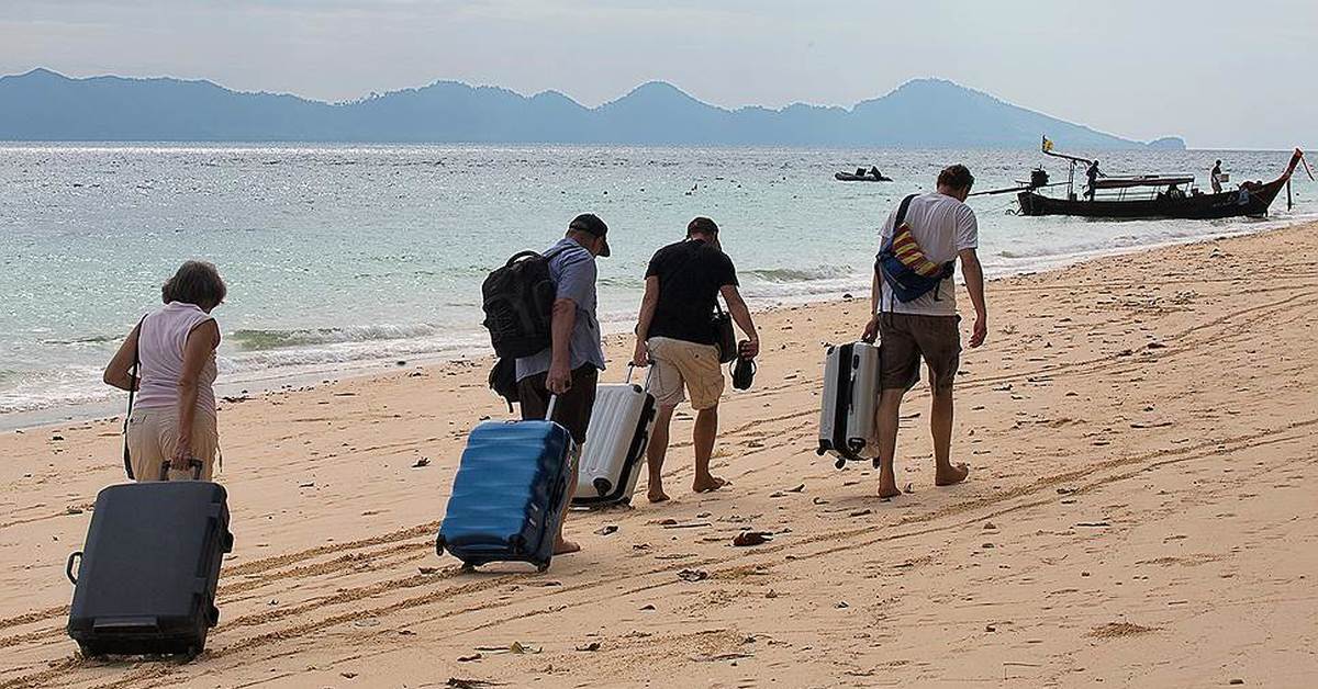 Поехать на море за границу. Отпуск за границей. Россияне отдыхают за границей. Туристический сезон. Выездной туризм.